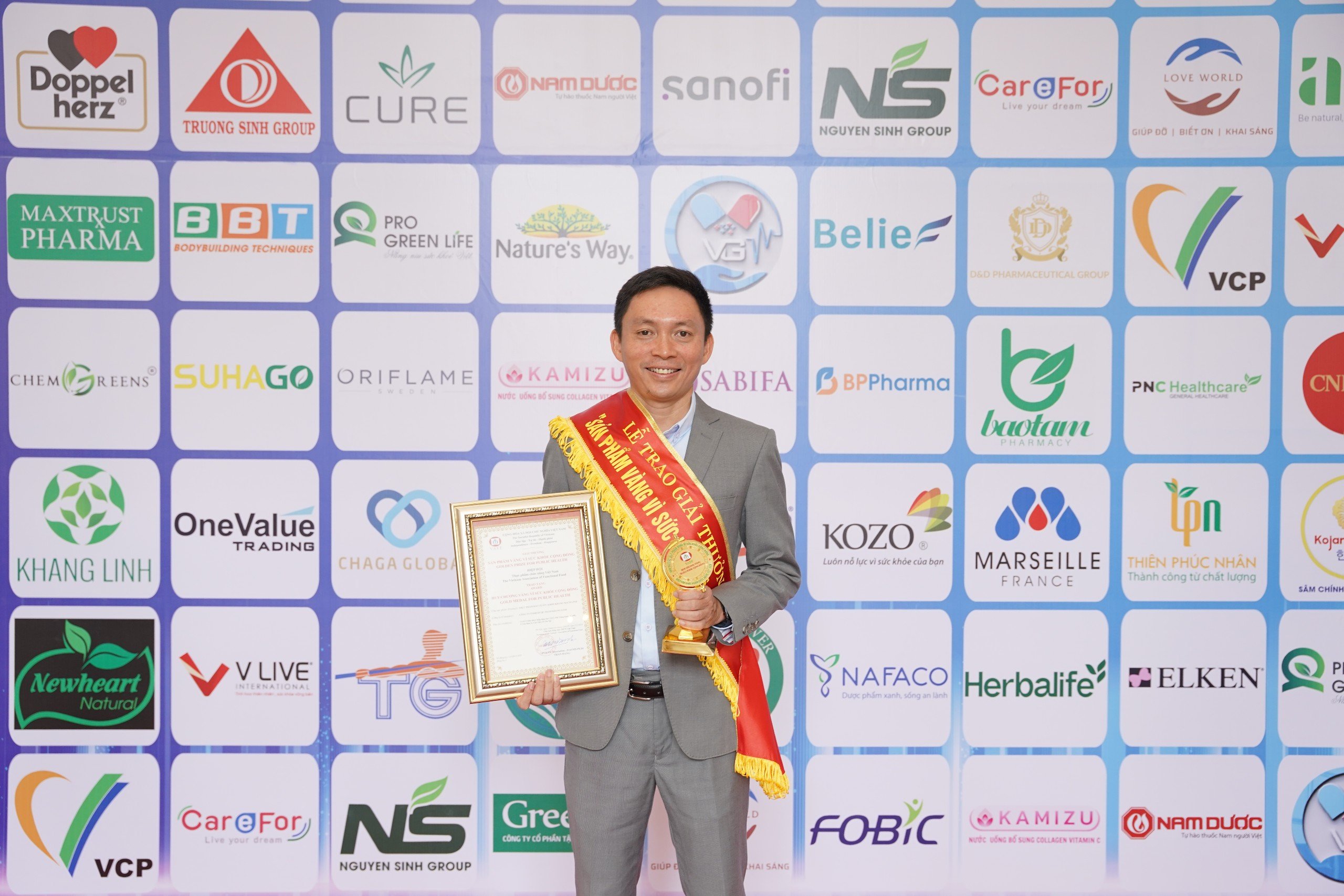 Dược phẩm Khang Linh nhận Huy chương “Sản phẩm vàng vì sức khỏe cộng đồng”